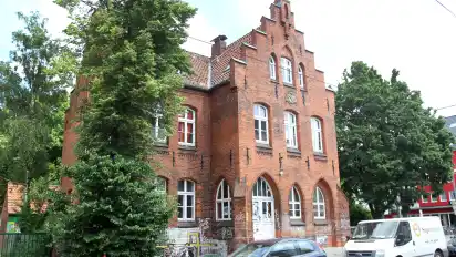 Das zweigeschossige Haus diente früher als Zollhaus. Seit 1983 nutzt der BDP das unter Denkmalschutz stehende Gebäude als offenes Jugendhaus.