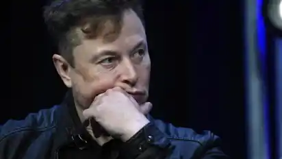 Tesla-Konzernchef Elon Musk hat eine Drohung von der Hackergruppe Anonymous bekommen.
