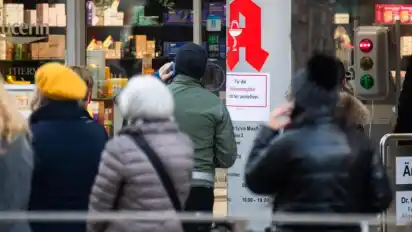 Passanten stehen Schlange vor einer Apotheke. Menschen, die vollständig gegen das Coronavirus geimpft sind, können sich ab heute in Apotheken einen digitalen Impfnachweis abholen.