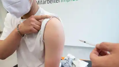 Ein Mann wird mit dem Corona-Impfstoff von Biontech/Pfizer geimpft. Im sechsten Monat nach dem Start der Corona-Impfkampagne in Deutschland hat beinahe die Hälfte der Bevölkerung mindestens eine erste Dosis erhalten.