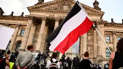 Corona-Leugner, Reichsbürger und Rechtsextremisten: Der Verfassungsschutz warnt vor der Neuen Rechten.