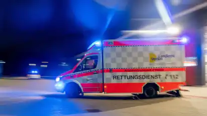 Ein Rettungswagen im Einsatz in Achim: In Bremen und in Niedersachsen könnte es laut Verdi in den nächsten Tagen große Probleme für die Rettungsdienste geben.