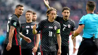 Luka Modric (M) und seine Mitspieler im Diskurs mit dem Schiedsrichter. Foto: Andrew Milligan/PA Wire/dpa