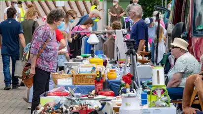 Der Andrang beim ersten Flohmarkt nach der Corona-Pause war groß. Rund 40 Anbieter hatten am Sonntag ihre Stände aufgebaut.