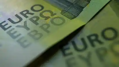 100-Euro-Banknoten liegen auf einem Tisch.