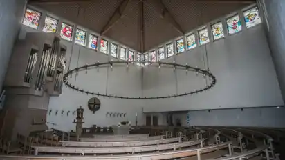 Leere Kirchen, wie hier das Gotteshaus der Heiligen Familie in Grohn, brachten die Gemeinden dazu, neue Wege zu beschreiten.