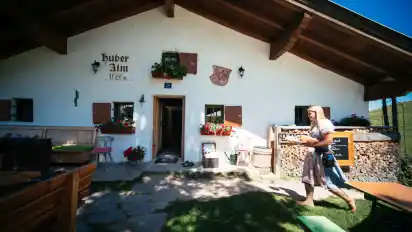 Die Tirolerin ist auf der Alm immer barfuß unterwegs.