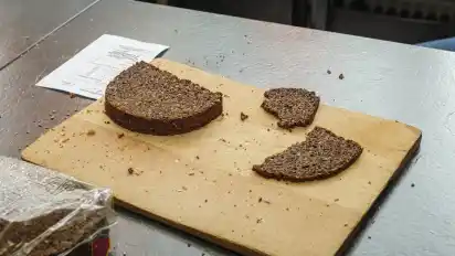 Über 50 verschiedene Sorten Brot und Brötchen nimmt Isensee an diesem Tag unter die Lupe.