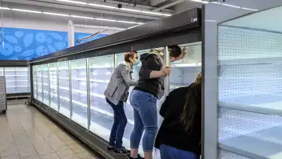 Mitarbeiter richten die neuen Kühlschränke ein, damit der Markt in Habenhausen am 8. Juli als Marktkauf eröffnen kann.
