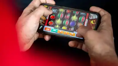 Casino-Spiele sind über das Internet immer und überall verfügbar. Dadurch ist die Suchtgefahr nach Einschätzung der Fachleute von der Beratungsstelle Sucht im Landkreis Verden größer als bei traditionellen Spielbanken.