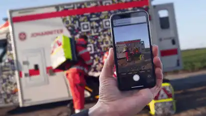 Gegen filmende Gaffer gibt es mehrere Aktionskampagnen – die Johanniter lassen per QR-Code die Botschaft "Gaffen tötet" auf den Smartphones erscheinen.
