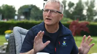Beim Kaffee im Garten hat Peter Bald seinen Arbeitsplatz stets im Blick: die Ritterhuder Schleuse. Fast 30 Jahre lang tut er dort seinen Dienst.