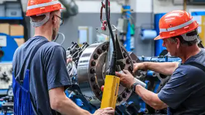 Sie und ihre Kollegen sollen im Bremer Bahnwerk die Züge auf alternative Antriebe umstellen.