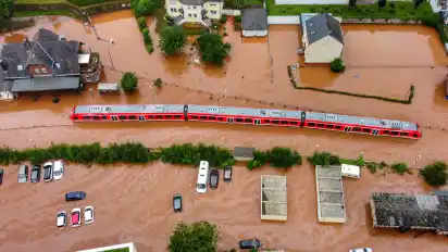 Ein Regionalzug steht im Bahnhof in Kordel, Rheinland-Pfalz im Wasser.