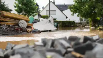 Heftige Regenfälle haben für Schlammlawinen und Überflutungen gesorgt. Viele Betroffene sind jetzt auf Schlafplätze und Spenden angewiesen. Foto: Jonas Güttler/dpa/dpa-tmn