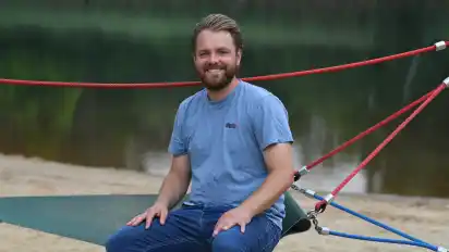 Betreiber Simon Pfleging sitzt am idyllischen Rethbergsee.