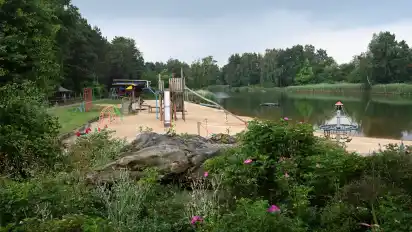 Der Spielplatz am Strand ist für Kinder eine Verlockung.