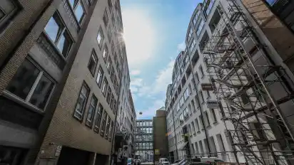Auch in der engen Herdentorswallstraße werden Parkplätze abgeräumt.