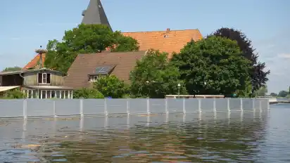 Eine Spundwand schützt die Altstadt von Hitzacker vor Hochwasser. Sie wurde 2007 für 8,7 Millionen Euro gebaut. Hier eine Aufnahme aus dem Juni 2013, als der Pegelstand der Elbe bei 15,56 Meter über Normalnull lag.
