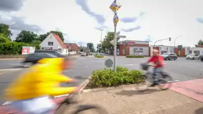 Die Optimierung der Ueser Kreuzung wird derzeit geplant. Für Radfahrer könnte es dann eigene Ampeln geben.