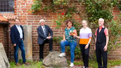 Andreas Gautier, Robert Vetter, Eike Fröhlich, Tabea Rösler und Detlef Korsen (von links) freuen sich auf den "Bunten Kirchensommer". Passend zu ihrem gemeinsamen Thema "Mit Spritz in den Sommer" haben sich die beiden Pastorinnen einen Aperol Spritz zubereitet. Denn den könnte es auch beim gemeinsamen Grillen nach dem Gottesdienst in Varrel geben.