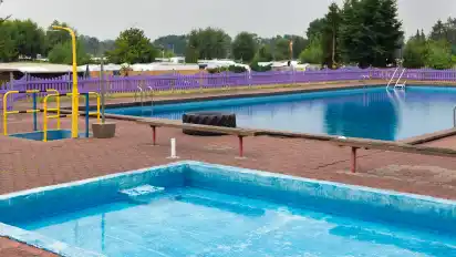 Das große Schwimmbecken und das kleine Kinderbecken werden von den Gästen gerne genutzt.