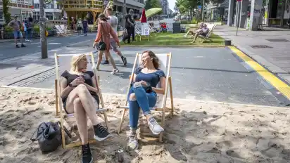 Chantal Biermann (links) und Shari Seekamp nutzten die neue Ruhe auf der Martinistraße für eine Pause im Liegestuhl.
