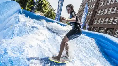 Sophia Pfeifer (18) hat sich auf Bremens erster Surfwelle versucht, die während des Verkehrsversuchs auf der Martinistraße aufgebaut ist.