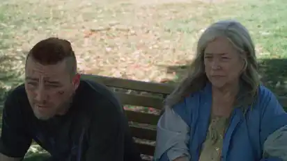 Jake McLaughlin als Marvin und Kathy Bates als dessen Mutter Bernadette in einer Szene des Films "Home".