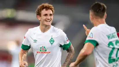 Doppeltorschütze Josh Sargent bejubelt mit Niklas Schmidt einen seiner zwei Treffer.