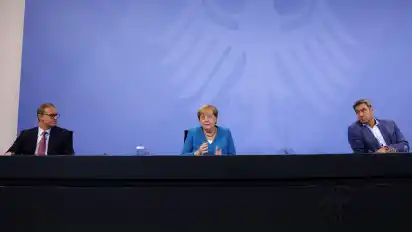 Michael Müller (SPD, l.), Regierender Bürgermeister von Berlin und Vorsitzender der Ministerpräsidentenkonferenz, Bundeskanzlerin Angela Merkel (CDU) und Markus Söder (CSU), Ministerpräsident von Bayern, geben nach der Ministerpräsidentenkonferenz eine Pressekonferenz.