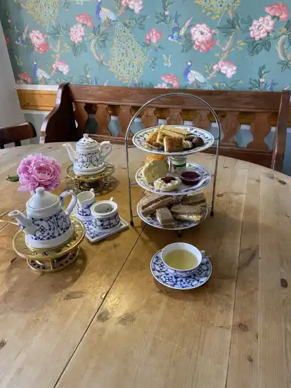 So sieht Tea-Time mit Scones, Sandwich und Shortbread aus im Teestübchen im Schnoor von Tanja Nadolny.