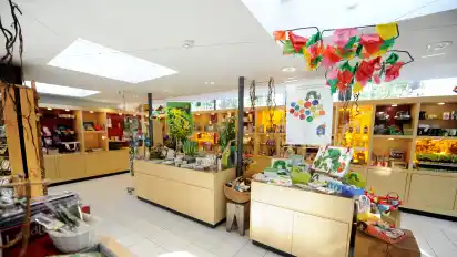 Im Botanika-Shop gibt es vor allem Bücher für Erwachsene und Kinder mit einem Schwerpunkt auf Umwelt und Natur.
