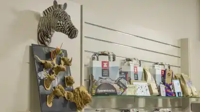 Tiertrophäen zum Selberbasteln gibt es im Museumsshop des Übersee-Museums zu kaufen.