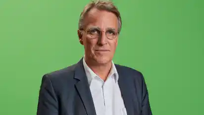 Niedersachsens ehemaliger Umweltminister Stefan Wenzel (Grüne) warnt vor Gefahren durch große Containerschiffe auf Elbe und Weser.