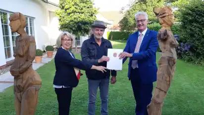 Edith Heckmann und Cord Bockhop (rechts) haben den Kulturpreis 2020 an Uwe Oswald übergeben.