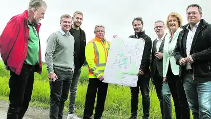 Vor der Fläche, wo der Windpark Glane entstehen soll: Axel Brammer, Christian Pundt, Thore Güldner, Hermann Raschen, Söhnke Schierloh, Jens Kuraschinski, Susanne Mittag und Tiemo Wölken (von links).