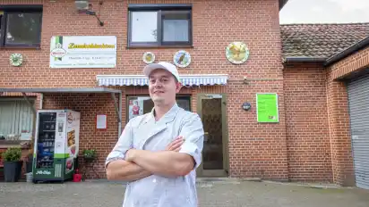 Die Basis: Michael Wolters steht vor dem Geschäft in Loge. Die Schlachterei ist aber auch auf acht Wochenmärkten vertreten.