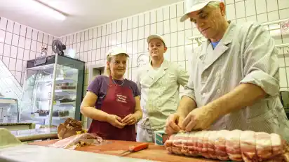 Familienbetrieb: Inge (von links), Michael und Oliver Wolters packen alle noch mit an.