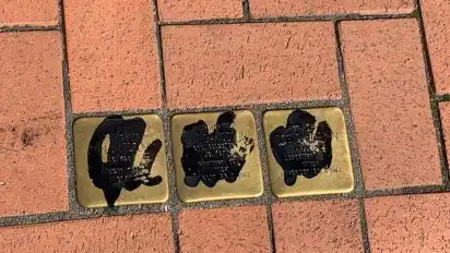 Die Stolpersteine erinnern an John, Toni und Ilse Davidsohn, die von den Nazis verfolgt wurden.