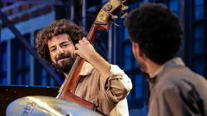 Die israelische Band Shalosh trat im Innenhof des Atlantik Grand Hotels auf.