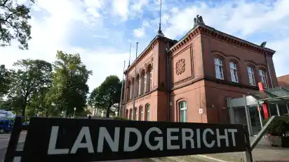 Vor dem Landgericht Verden muss sich seit Dienstag (31. August 2021) ein Betrüger verantworten.