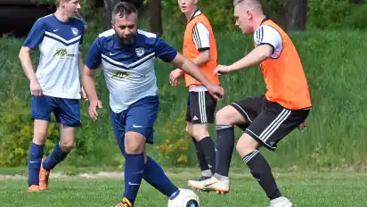 Drehte mit seinen zwei Treffern das Spiel in Nordsode: Seebergens Nils Köster (rechts).