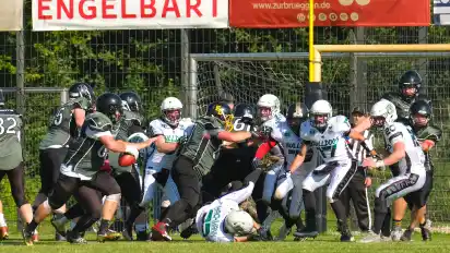 Die Defensive der Delmenhorst Bulldogs (weiße Trikots) versucht, Punkte der Oldenburg Knights II zu verhindern.