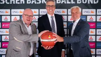 Ingo Weiss (links), Präsident des Deutschen Basketball Bundes (DBB), und DBB-Vizepräsident Armin Andres (rechts) bei der Vorstellung von Gordon Herbert (mitte).
