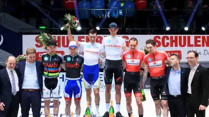 Die vorläufig letzte Siegerehrung bei den Bremer Sixdays im Jahre 2020 mit Kenny De Ketele (links im weißen Trikot) und Nils Politt. Ganz links Hans Peter Schneider, ganz rechts Erik Weispfennig und daneben Mario Roggow.