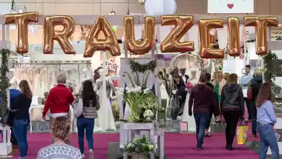 Die TrauZeit versorgt angehende Brautpaare mit allem, was eine gelungene Hochzeit braucht.