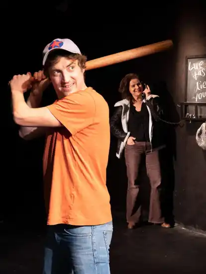 Vom Baseball-Platz ins Büro von The Doors: Danny Sugerman (Pascal Makowka) begann schon im Alter von 13 Jahren für die später weltberühmte Band zu arbeiten. Erst als Fanpost-Beantworter, nach dem Tod von Sänger Jim Morrison (Ulrike Knospe) als Manager. Regisseur Helge Tramsen inszeniert in "Riders on the Storm" im Schnürschuh-Theater die außergewöhnliche Lebensgeschichte von Sugerman in einem Coming-of-Age-Stück.