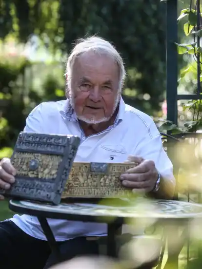 Theologe und Buchautor Alfred Becker hat sich 55 Jahre lang mit den Bildern, den Zeichen und den Inschriften des Runenkästchens von Auzon auseinandergesetzt