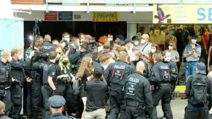 Tumulte bei der Zwangsräumung einer Immobilie der Firma Müller &amp; Bremermann im Juli.